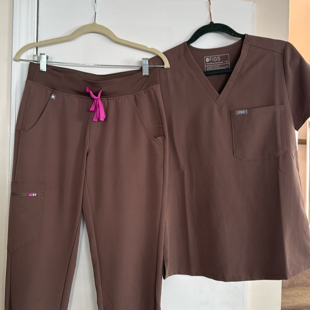 LIMITED EDITION COLLR-FIGS SCRUBS SET
XS/XS PETITE PANTS